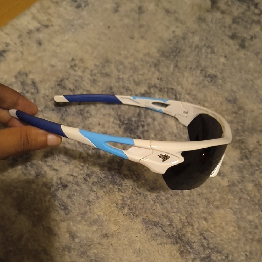 Feiyold | Dynamic Blue and White Sunglasses - Picture 2 of 6